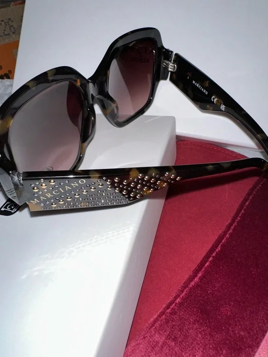 Marciano by GUESS Velvet Jewelry Box - Deep Berry sunglasses 🕶️ - Picture 10 of 16